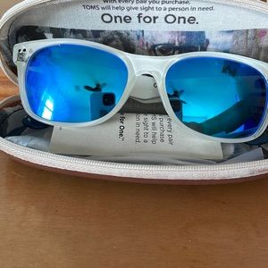 Tom’s one for one polarized sunglasses